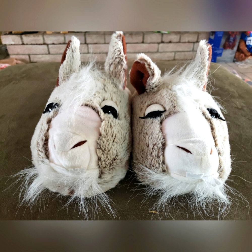 Adorable Fuzzy Llama Slippers Women's Size 9/10